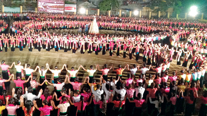 Vòng xòe kỷ lục 2013 người Thái ở Mường Lò. Ảnh: Tùng Duy