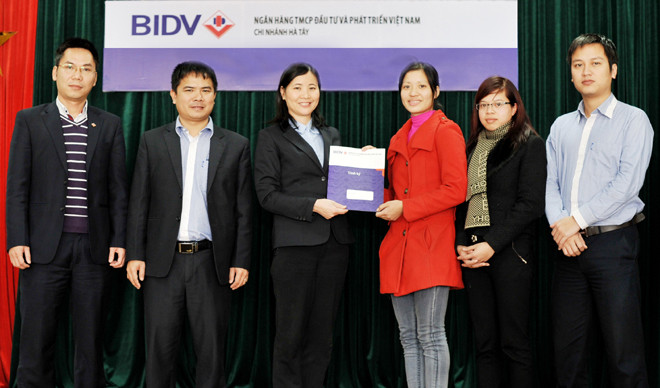  Trả lại tiền cho người để quên ở cột ATM 