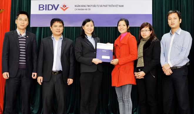  Trả lại tiền cho người để quên ở cột ATM 