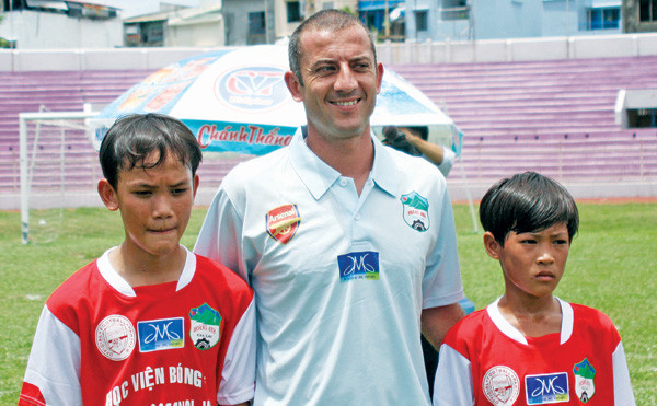 G. Guillaume và các học trò Học viện bóng đá Arsenal JMG. Ảnh: Tường Vũ