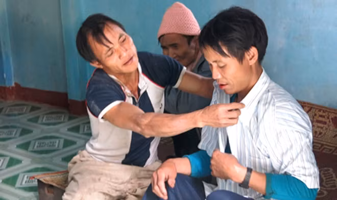 40 tuổi, lần đầu tiên anh Lang được người nhà sắm cho áo mới sửa soạn đón Tết...