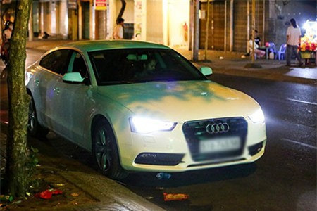  Tối 20/1, nữ ca sĩ Anh muốn em sống sao tự lái xế hộp mới đến địa điểm làm tóc. Sau đó, cô diễn tại một quán bar trên quận 1, TP.HCM. 