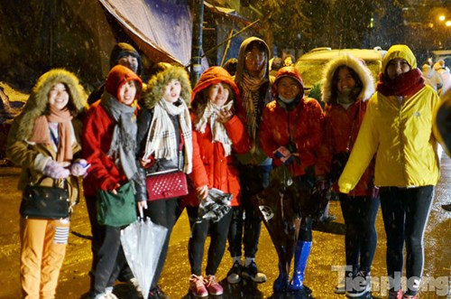 Các bạn trẻ chụp ảnh với tuyết rơi ở thị trấn Sa Pa (Lào Cai). Ảnh: Thanh Hà.