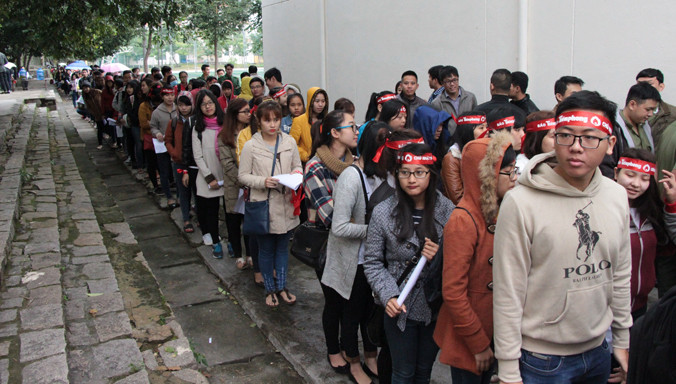 Đoàn viên thanh niên nối hàng dài chờ hiến máu. Ảnh: Đào Phan.