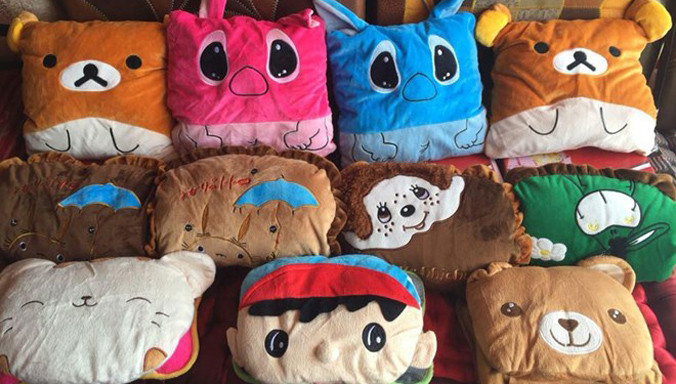 Túi sưởi là một trong những mặt hàng bán chạy trong ngày Hà Nội rét đậm. Ảnh: TT.