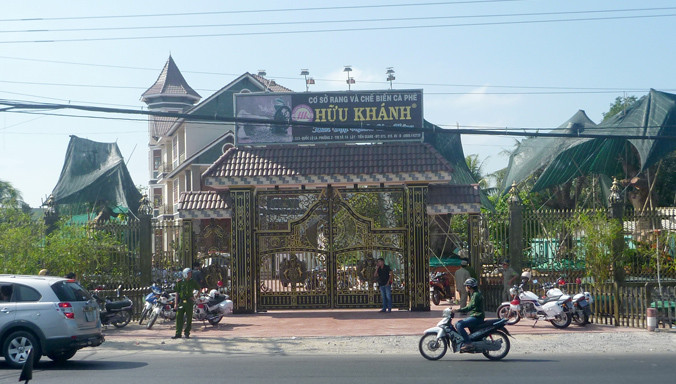 Ngôi biệt thự nơi phát hiện thi thể hai vợ chồng.