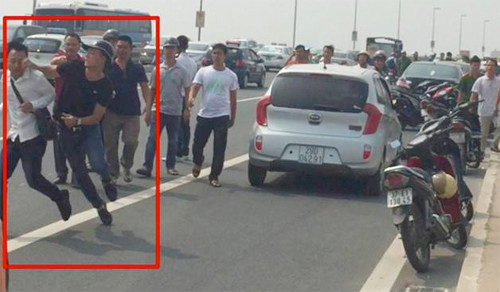 Công an Hà Nội cho rằng cảnh sát hình sự Đông Anh đã "gạt tay". Ảnh: MC.