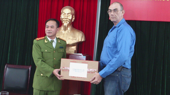 Trưởng Công an quận Bắc Từ Liêm trao trả hàng hóa thu hồi được sau vụ trộm cho Giám đốc an ninh miền Bắc của Metro. Ảnh: Tuấn Nguyễn