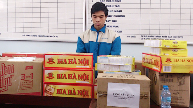 Phạm Bằng Tâm và tang vật liên quan vụ án. Ảnh: Tuấn Nguyễn.