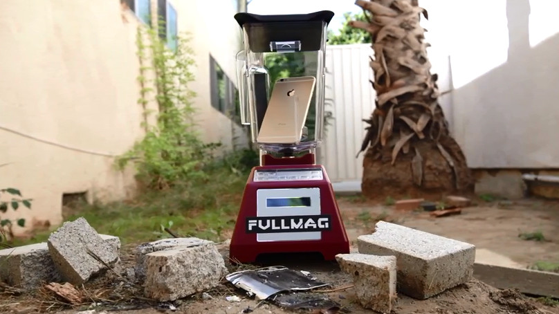 Cho iPhone 6 Plus vào máy xay sinh tố để thử độ bền