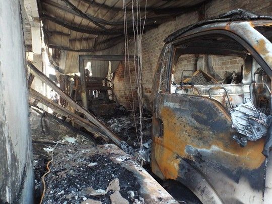 Hai xe tải phát hỏa, xưởng kem cháy ra tro