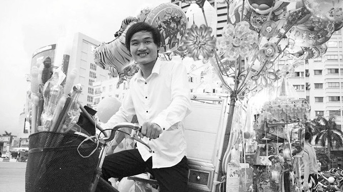 Hằng ngày Phạm Minh Đáp cùng chiếc xe đạp đi khắp các con phố bán hàng rong mưu sinh