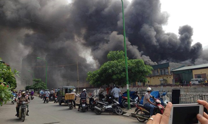 Bên ngoài vụ cháy sáng nay. Ảnh: Facebook Hồng Kenni.
