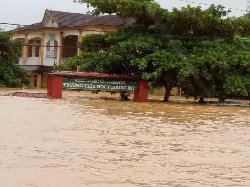 Hà Tĩnh: Hơn 60.000 học sinh phải nghỉ học chạy lũ