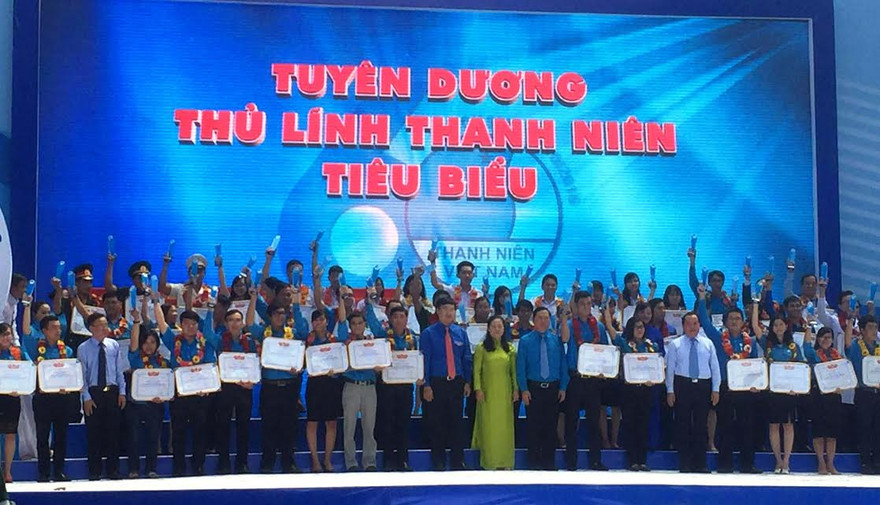Trao Bằng khen Trung ương Hội LHTNVN cho các thủ lĩnh thanh niên tiêu biểu