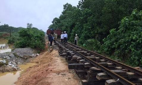 Lãnh đạo ĐSVN chỉ đạo khắc phục hậu quả sau khi nước rút. Ảnh Bảo An