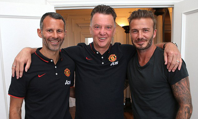 Beckham chụp ảnh chung với Giggs và Van Gaal