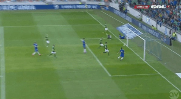 Pha đánh đầu vô duyên của Torres