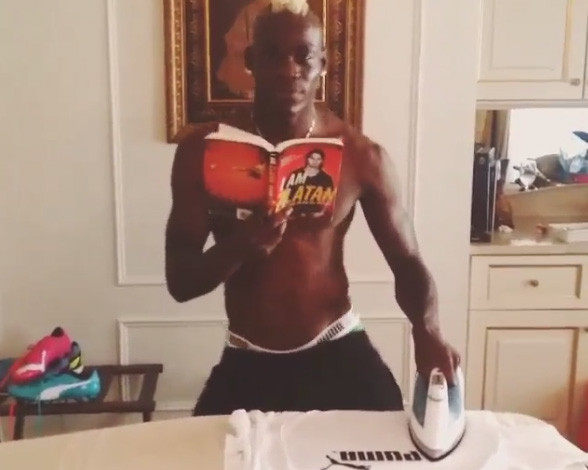 Hành động kỳ quái của Balotelli