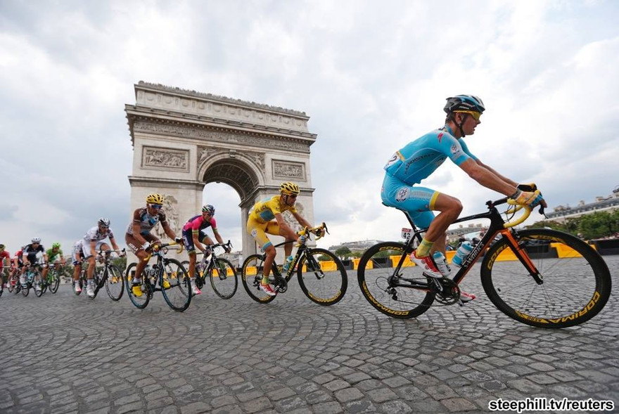 Các tay đua đi qua đại lộ Champs-Élysées 