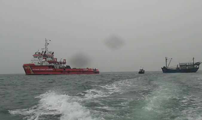 Tàu cứu hộ Cảnh sát biển lai dắt tàu cá gặp nạn trên biển.