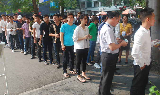 Người lao động xếp hàng vào phòng thi tiếng Hàn năm 2016. Ảnh: Long Phương.