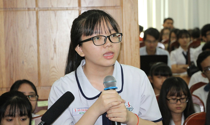 Học sinh TPHCM đang bày tỏ tâm tư, nguyện vọng với lãnh đạo Sở GD&ĐT TPHCM trong buổi đối thoại.