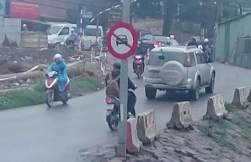 Nhiều xe ô tô bất chấp nguy hiểm vẫn đi vào đường có biển báo cấm.