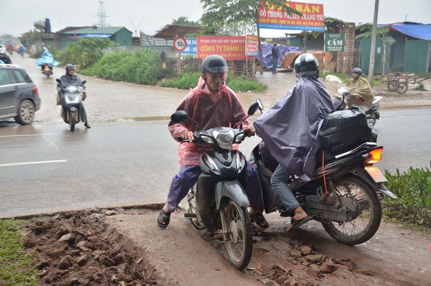 Con đường "tự phát" được người dân mở ra trên dải phân cách giữa đường.