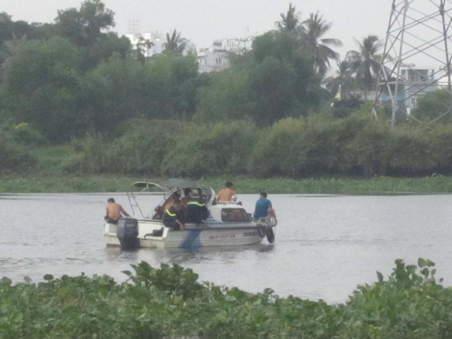 Lực lượng chức năng tìm kiếm nạn nhân.