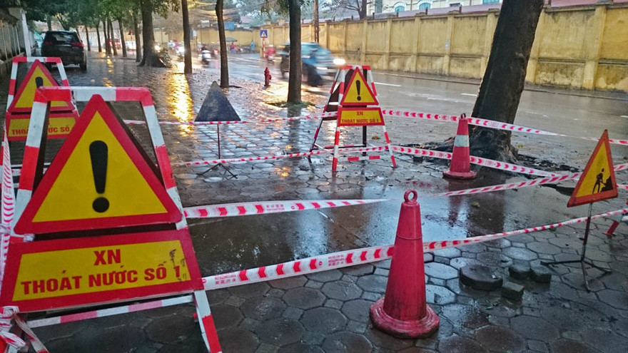 Chiếc hố được quây lại đảm bảo an toàn cho người qua lại.