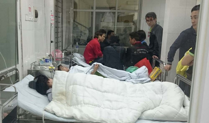 Nhiều người bị ngất xỉu được đưa đến bệnh viện 198 cấp cứu. Ảnh: Thanh Hà.