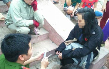 Cô gái được cứu lên bờ.