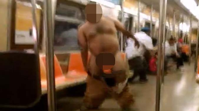 Cả đoàn tàu náo loạn vì một người đàn ông muốn làm Adam