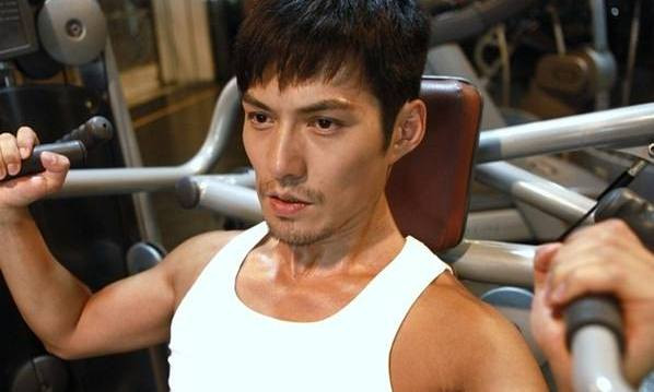 “Triển Chiêu điển trai nhất màn ảnh” nhễ nhại mồ hôi tập cơ bụng 6 múi