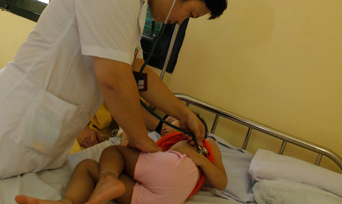 Bác sĩ BV E khám cho trẻ bị SXH.
