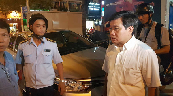 Phó chủ tịch Đoàn Ngọc Hải bất ngờ dẫn đầu đoàn kiểm tra xuống đường lập lại trật tự lòng lề đường. 