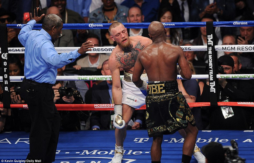 Trọng tài đã dừng trận đấu khi nhận thấy McGregor không còn khả năng chống đỡ.