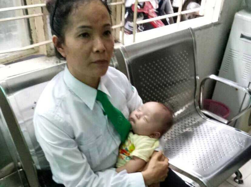 Tài xế taxi cùng cháu bé bị bỏ rơi. 