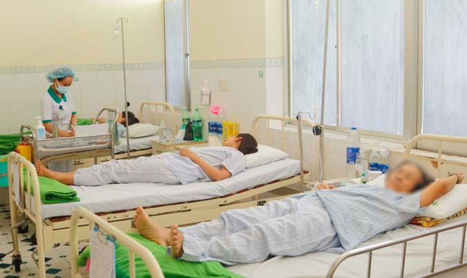 Sau khi ăn bữa tối tại nhà hàng N&M, 45 du khách Lào phải cấp cứu do ngộ độc. 