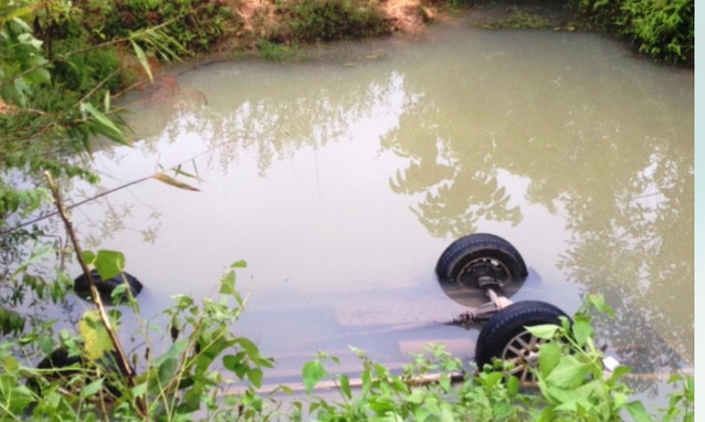 Chiếc xe ô tô bị lật khiến 2 cán bộ giao thông tử vong trên đường đi làm nhiệm vụ.