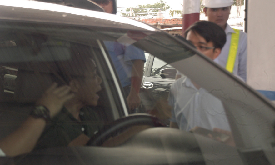 Tài xế “đôi co” với nhân viên trạm thu phí.