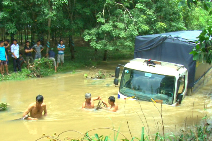 Chiếc xe tải bị nạn đang được trục vớt.