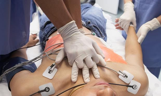 Do ông L bị nhồi máu cơ tim nên các BS vẫn tiếp tục theo dõi, tiếp tục can thiệp mạch vành để xử lí tận gốc căn bệnh về tim của bệnh nhân( Ảnh minh họa).