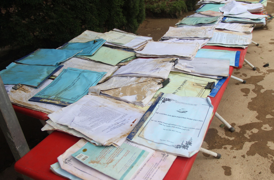 Tặng sách giáo khoa cho học sinh vùng lũ