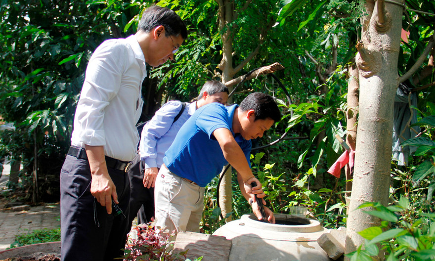 Nhiều vật dụng chứa nước trong các khu dân cư không được người dân lật úp làm nơi đẻ trứng cho muỗi. Ảnh: Thanh Trần. 