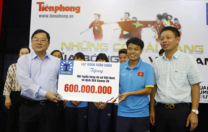 Đại diện báo Tiền Phong nhà báo Lê Xuân Sơn – Tổng Biên tập Báo Tiền Phong trao thưởng cho đội tuyển bóng đá nữ Việt Nam số tiền 600 triệu đồng từ Tập đoàn Tuần Châu.