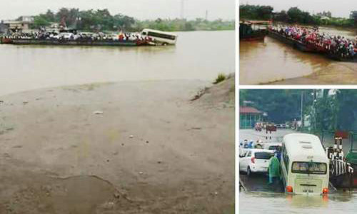 Hình ảnh ôtô khách nửa trên phà, nửa "tắm sông" khi qua phà Mây (Hải Dương). Ảnh: CTV
