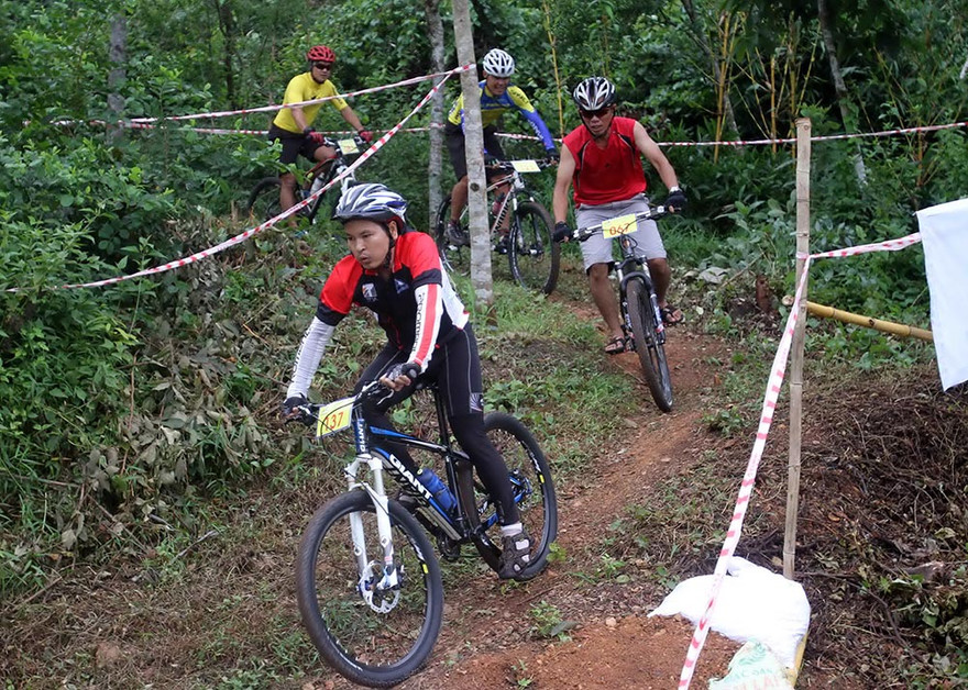 Sôi động giải xe đạp địa hình 'Đền Hùng cross country 2017'