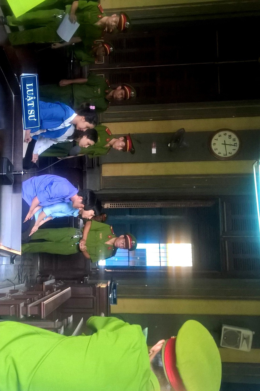 Nhóm giả danh công an để lừa đảo tại phiên tòa phúc thẩm hôm nay 22/8. Ảnh: Tân Châu